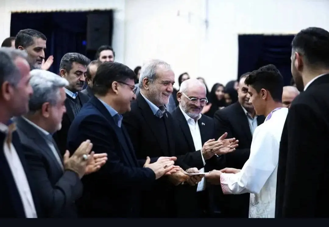 علیدوستی هدیه گران قیمت به پزشکیان داد + عکس