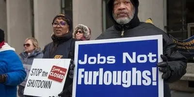 ۳۹ روز تعطیلی دولت آمریکا: شوک جدید به صنعت هوایی؛ پروازها ۱۰ درصد کم می‌شود!