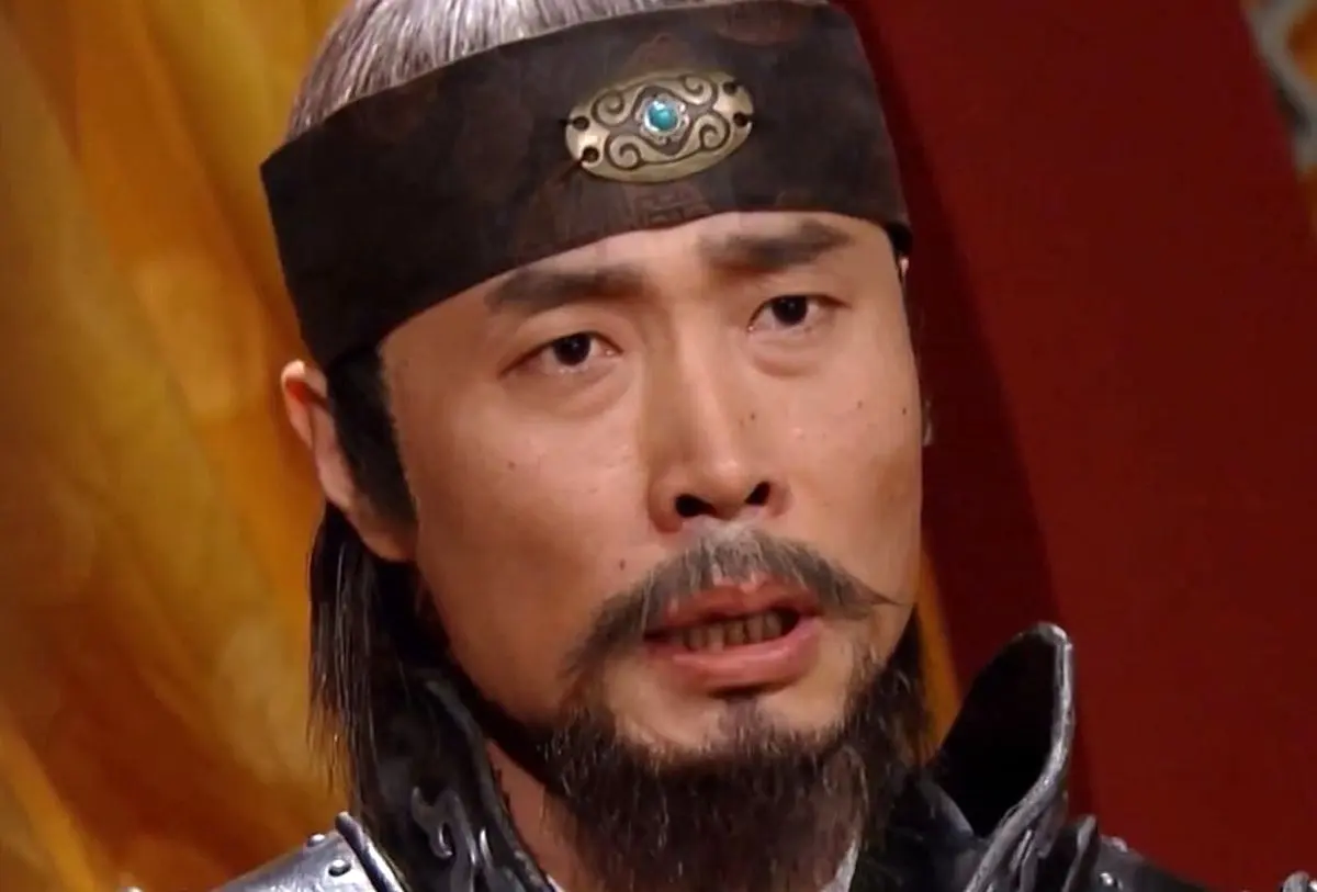 عکس وزیر اعظم سریال جومونگ سوار بر موتورسیکلت