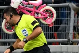 پرتاب دوچرخه به سر کمک‌داور فوتبال + عکس