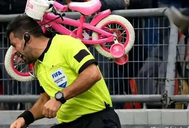 پرتاب دوچرخه به سر کمک‌داور فوتبال + عکس
