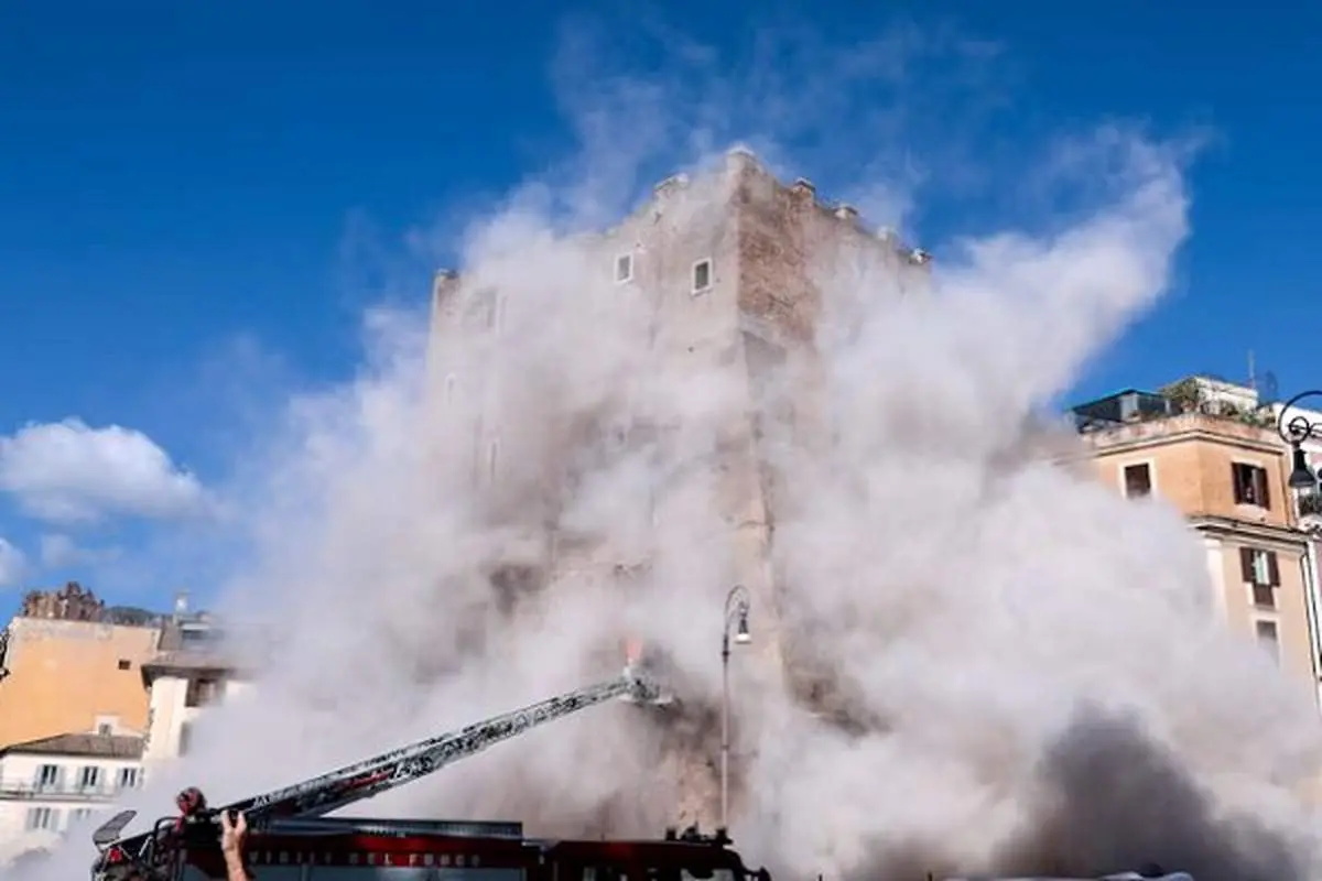 فاجعه در رم: برج قرون وسطایی در مرکز شهر فرو ریخت! (فیلم)