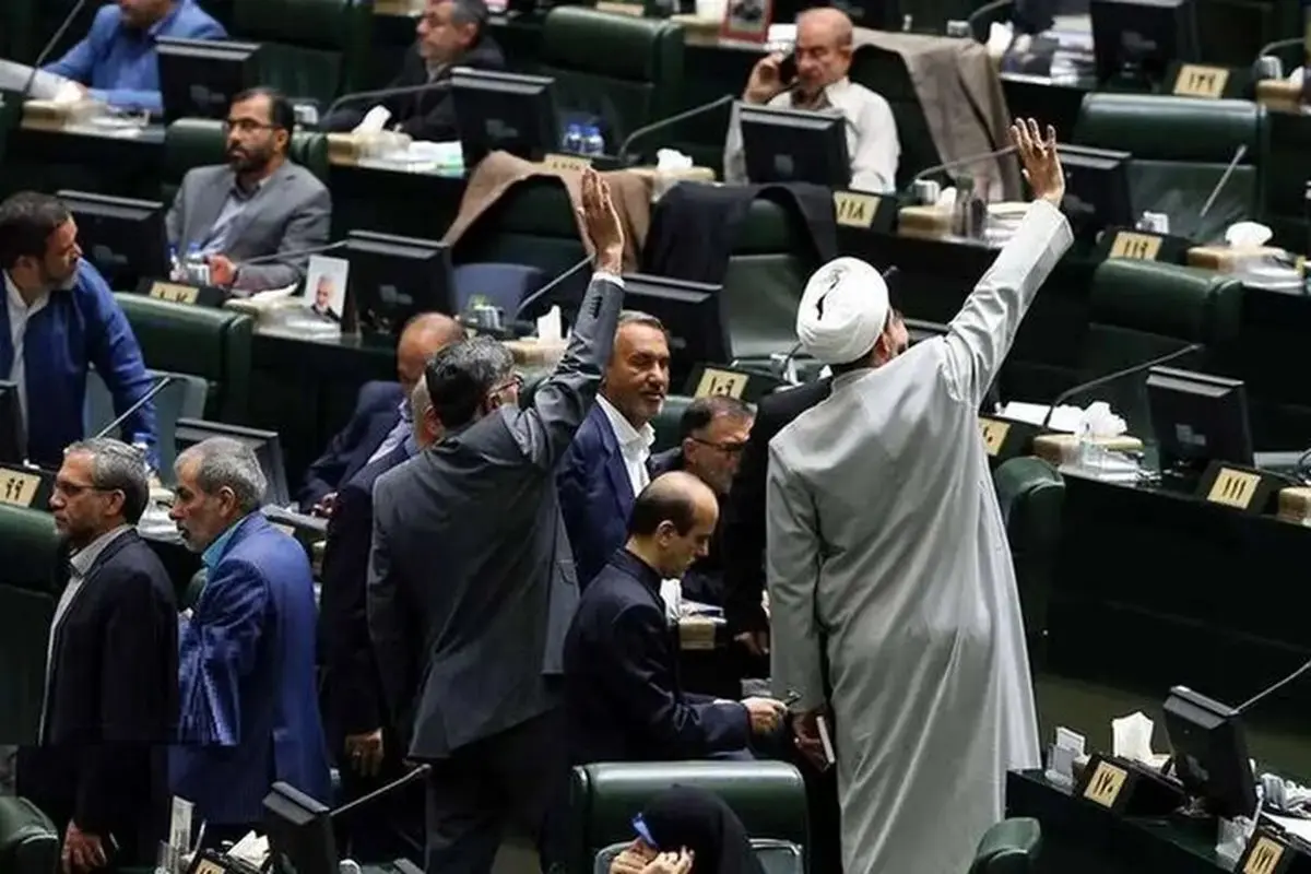 رسوایی در مجلس: با هر فریاد نمایندگان، دلار منفجر شد! / نشست سه‌شنبه؛ شوک ویرانگر هوچی‌گری برای مردم