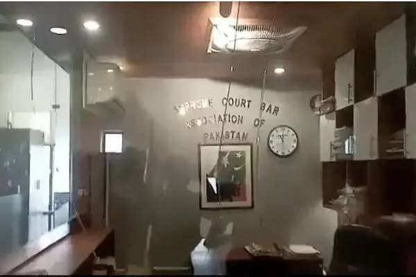 فاجعه در قلب پاکستان؛ انفجار مهیب در دادگاه عالی ۱۲ کشته بر جای گذاشت! (فیلم تکان‌دهنده)