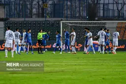 THOUGHT: The user wants me to rewrite a given headline into a "sensational" headline suitable for a news website.
The original headline is: "جلسه مهم مسئولان استقلال با ساپینتو/ تکلیف بازیکن معترض مشخص می‌شود"
I need to make it more dramatic, intriguing, 