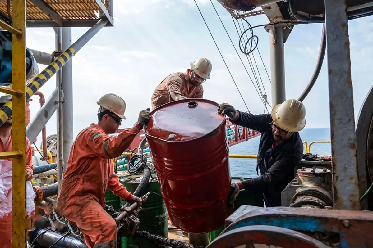 رسوایی نفتی چین: پالایشگاه‌های خصوصی غرق در نفت ارزان ایران!