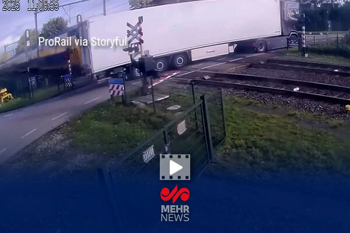 قطار در هلند به کامیون برخورد کرد؛ لحظات مرگبار ثبت شد