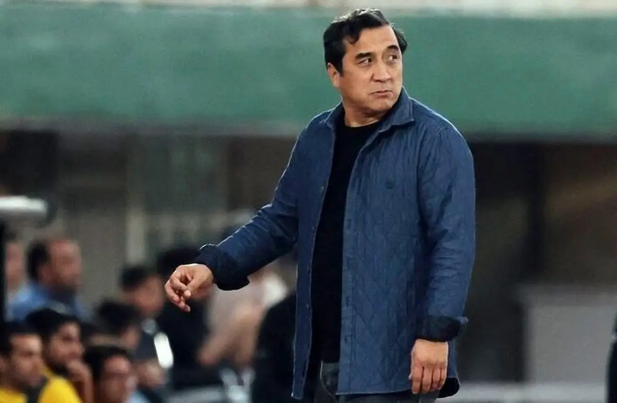 خداداد عزیزی در قفس؛ درگیری لفظی با هوادار خیبر در اوج خشم پس از شکست تراکتور + فیلم جنجالی