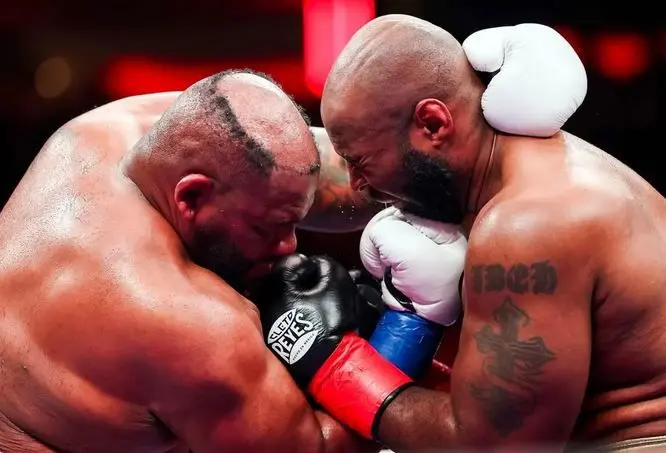 کلاه‌گیس بوکسور مشهور در هنگام مسابقه جدا شد + عکس