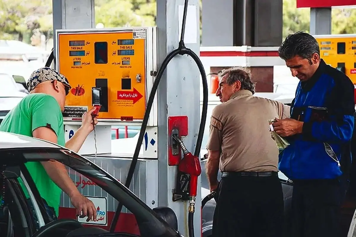 چرا بنزین گران شد؟ نماینده سابق مجلس پرده از راز جلسه سران قوا و دخالت شمخانی برداشت/ طرح سه فوریتی که به دستور او بایگانی شد!