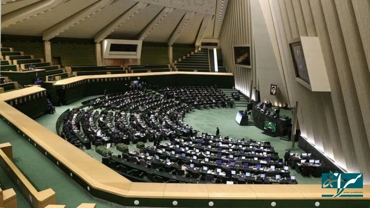 نشستن عجیب یک نماینده روی صندلی مجلس