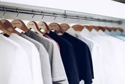 فروش چکی پیراهن مردانه به مشتریان / تقاضا نیست