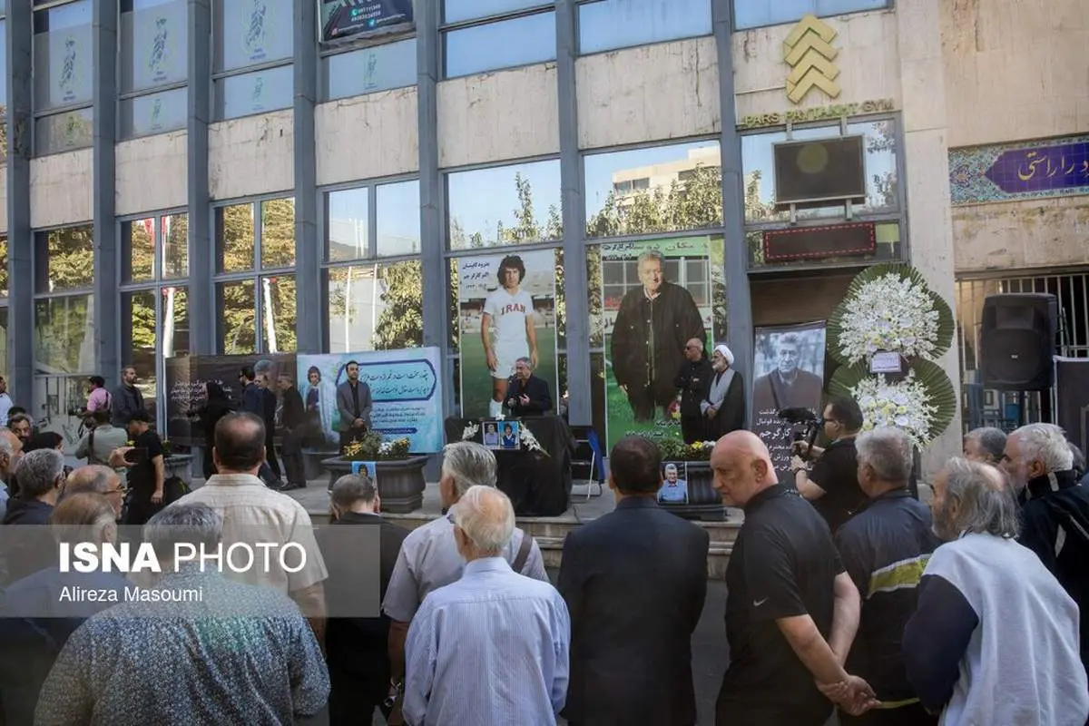 پیکر اکبر کارگرجم در میان اشک و حسرت؛ تصاویر دیده نشده از تشییع