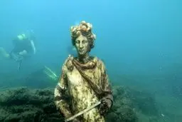 معجزه در اعماق دریاچه آتشفشانی/ کشف پیکره‌ای که زمان را شکست داد!