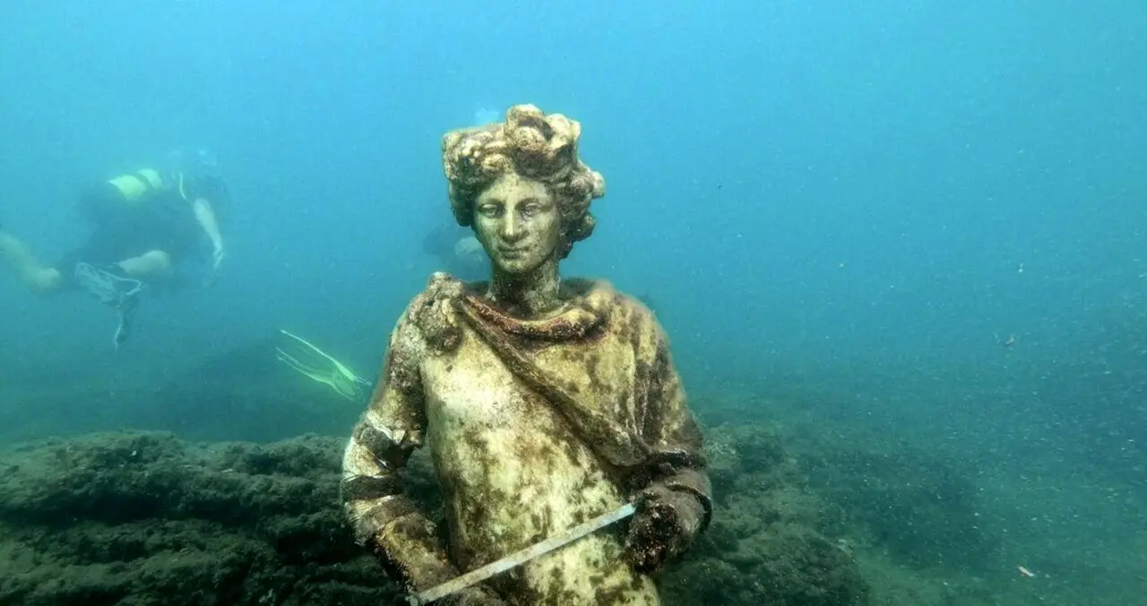 معجزه در اعماق دریاچه آتشفشانی/ کشف پیکره‌ای که زمان را شکست داد!