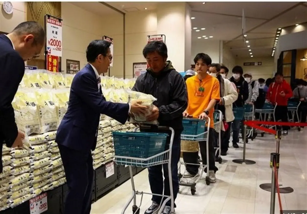 صف‌های طولانی برای خرید برنج دولتی