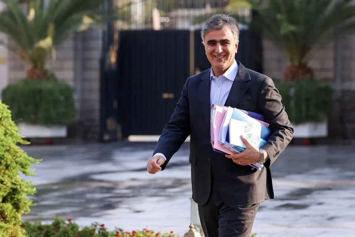 رئیس بانک مرکزی: دلار سقوط می‌کند! (و هر بار گران‌تر شد!)