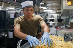 انبوهی از مواد غذایی در ناو آبراهام لینکلن / تعداد آشپزها باورنکردنی است!