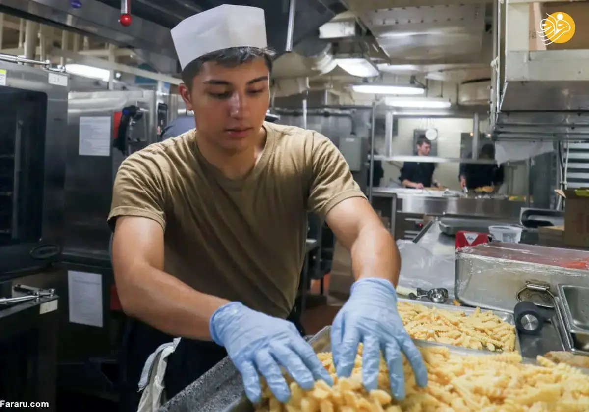 انبوهی از مواد غذایی در ناو آبراهام لینکلن / تعداد آشپزها باورنکردنی است!