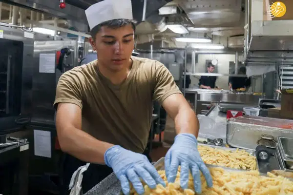 انبوهی از مواد غذایی در ناو آبراهام لینکلن / تعداد آشپزها باورنکردنی است!