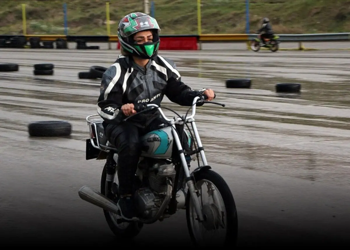 بانوان می‌توانند گواهینامه موتور سیکلت بگیرند؟