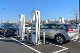 کابوس برقی شدن: دیوان محاسبات رسوا کرد؛ وزارت صمت، فرصت‌سوزی در واردات خودروهای پاک!