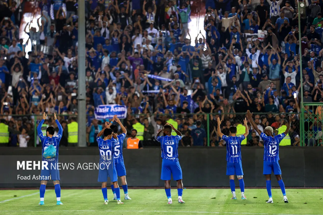 تشویق جنجالی هواداران استقلال: آیا آبی‌ها خواستار لغو بازی شدند؟!