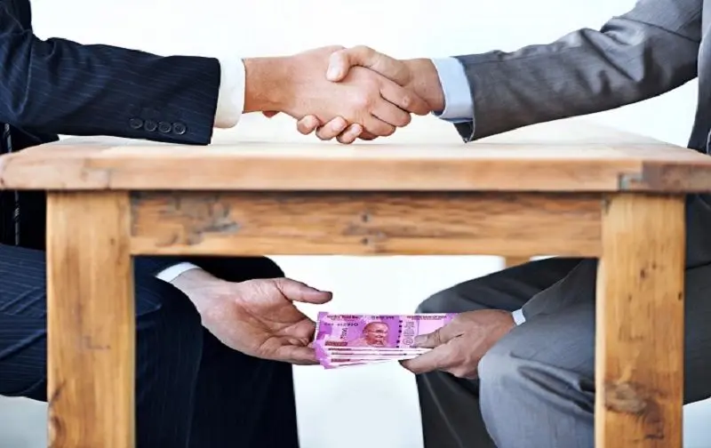 زیرمیزی؛ هزینه‌ای که بیمار از ترس جانش می‌پردازد