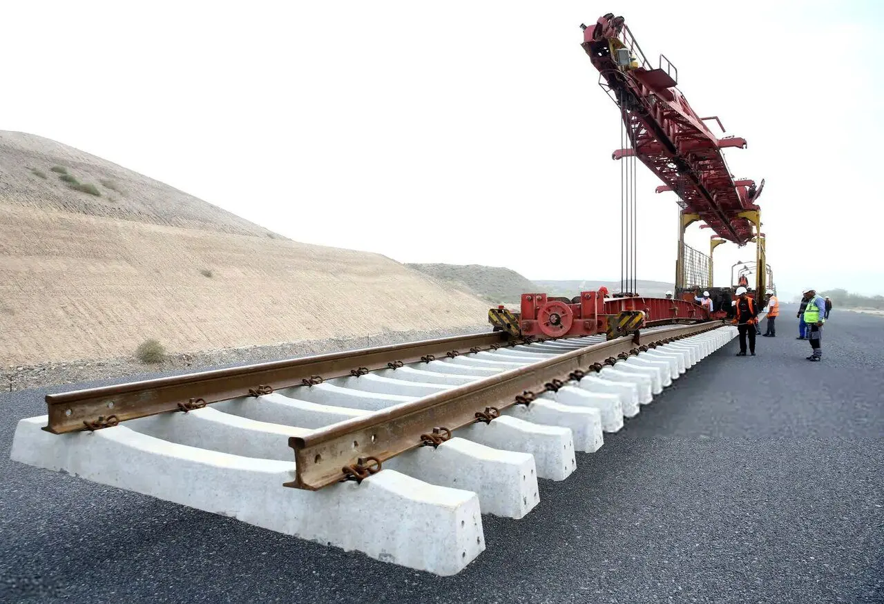 اتصال ریلی ایران به روسیه رسماً کلید خورد / جزئیات امضای قرارداد تاریخی که تحریم‌ها را دور می‌زند!