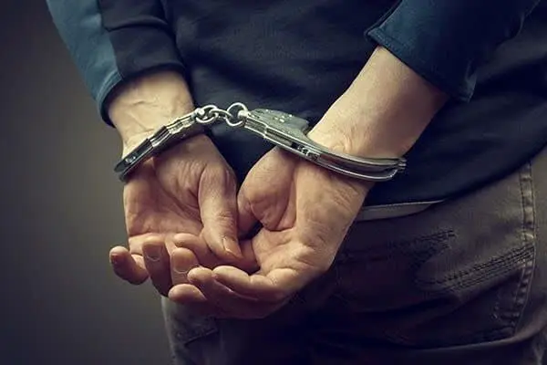 کلاهبردار معروف بالاخره به دام افتاد