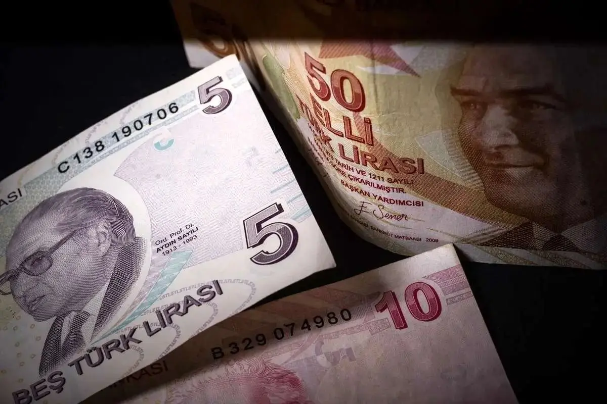 لیر در آستانه سقوط آزاد؛ فاجعه اقتصادی در راه است؟