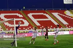 THOUGHT: The user wants me to rewrite a given headline to be "controversial" and suitable for a news website.
The original headline is: "ورزشگاه ثامن آماده میزبانی از استقلال است/ تنها مشکل هم رفع می‌شود!" (Samen Stadium is ready to host Esteghlal / The o