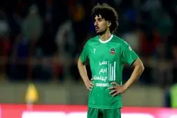 THOUGHT: The user wants me to rewrite a news headline into a clickbait-y, sensational headline suitable for a news website.
The original headline is: "سومین خرید زمستانی پرسپولیس قطعی شد؛ مدافع تیم امید سرخ‌پوش می‌شود" (Persepolis' third winter signing co