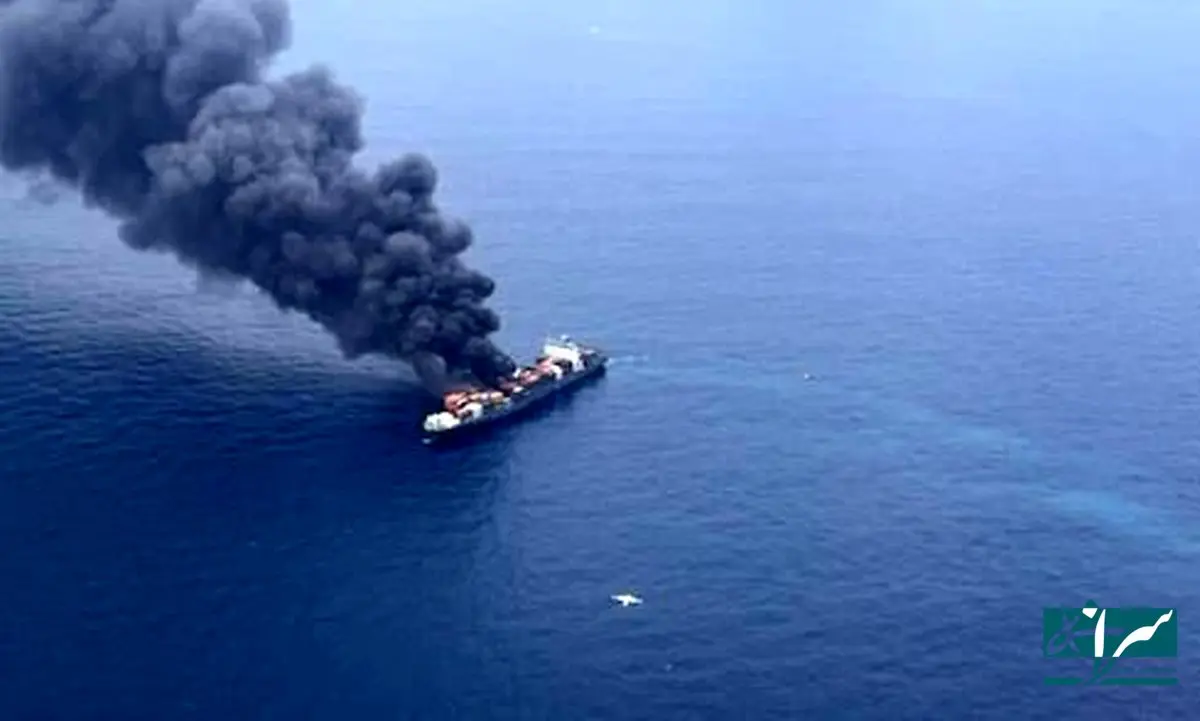 حریق یک کشتی در بندر بوشهر