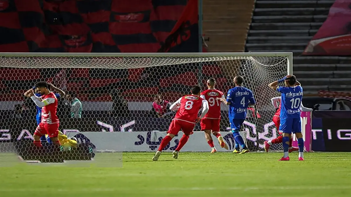 باورنکردنی! افشای زنده تصمیمات داور در دربی؛ تماشاگران خود قضاوت می‌کنند!