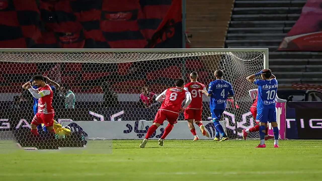 باورنکردنی! افشای زنده تصمیمات داور در دربی؛ تماشاگران خود قضاوت می‌کنند!