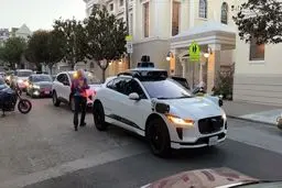 روباتاکسی‌ها فاتح شهرها: رویا یا کابوس؟ رانندگان بیکار، پارکینگ‌های آزاد و ترافیک جهنمی در راهند!