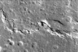 ماه ترک خورد + عکس