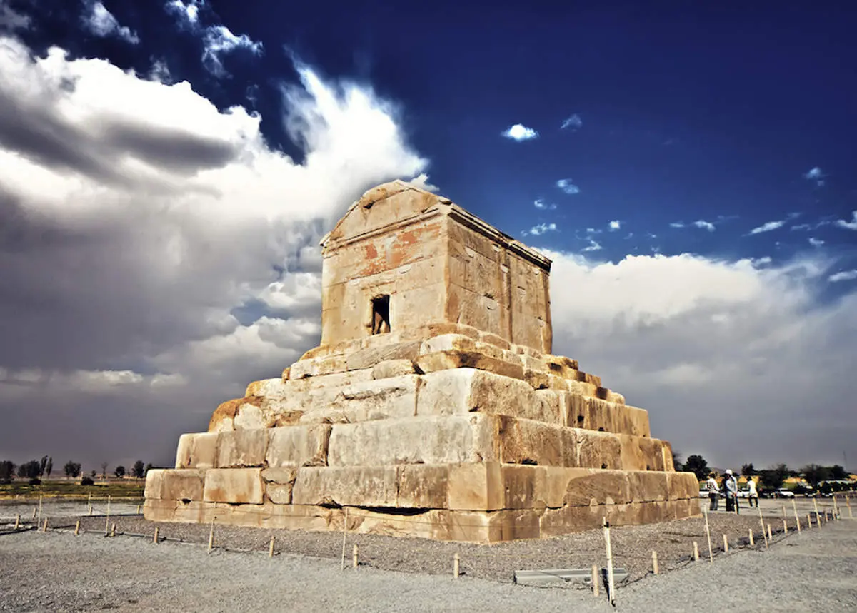فرونشست در تخت جمشید / زیر پای تاریخ ایران خالی میشود؟
