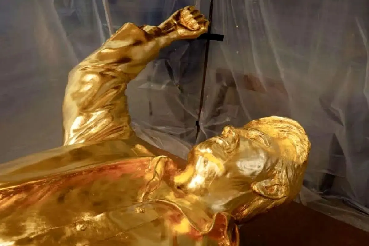 ترامپ طلایی ۴.۶ متری + عکس 