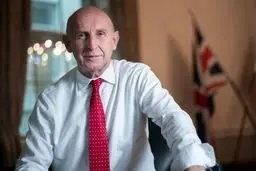 شوک در داونینگ استریت: وزیر دفاع آماده سرنگونی نخست‌وزیر می‌شود!