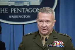 ترامپ از حمله به ایران پشیمان شد؟ افشاگری تکان‌دهنده فرمانده سابق سنتکام!