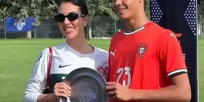 راز فاش شد: جورجینا و رونالدوی جوان در شب قهرمانی پرتغال چه کسانی بودند؟