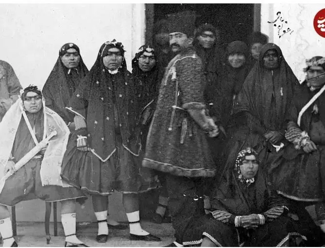 عکس تاریخی ناصرالدین شاه در کنار «زعفران باجی»