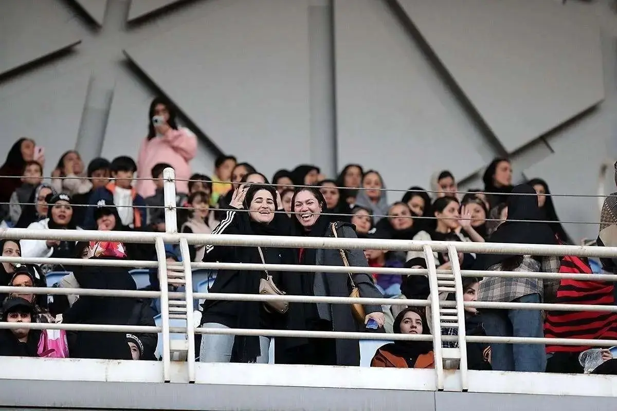 فاجعه در مشهد: ورود زنان به ورزشگاه امام رضا (ع) بحران آفرید!