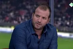 THINK: The user wants me to rewrite a given title into a clickbait, sensational headline suitable for a news website.
The original title is: "رافائل فن‌درفارت:/ آرسنال در شرایط سخت مثل تیم جوانان است!" (Rafael van der Vaart: Arsenal is like a youth team i