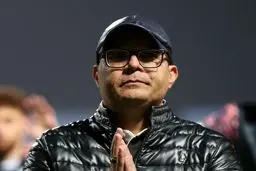 تخلف؟ سرمربی تراکتور با 'کارت ملی' روی نیمکت جنجال به پا کرد! (عکس)