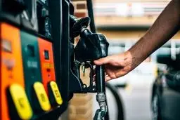 بنزین ۳ نرخی؛ خودروهای نوپلاک در صف نرخ آزاد! دولت موافق و مخالف دارد، کارت سوخت تک‌رقمی می‌شود!