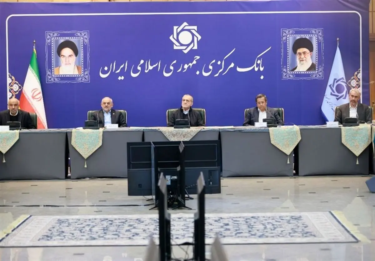 سفر ناگهانی پزشکیان به بانک مرکزی: آیا گره از اقتصاد باز می‌شود؟