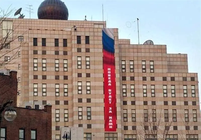 جنجال بزرگ: بنر «پیروزی» سفارت روسیه، کره جنوبی را به مرز انفجار رساند!